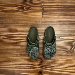 Camo crocs in perfect condition in a woman’s size 10 and mens size 8!!